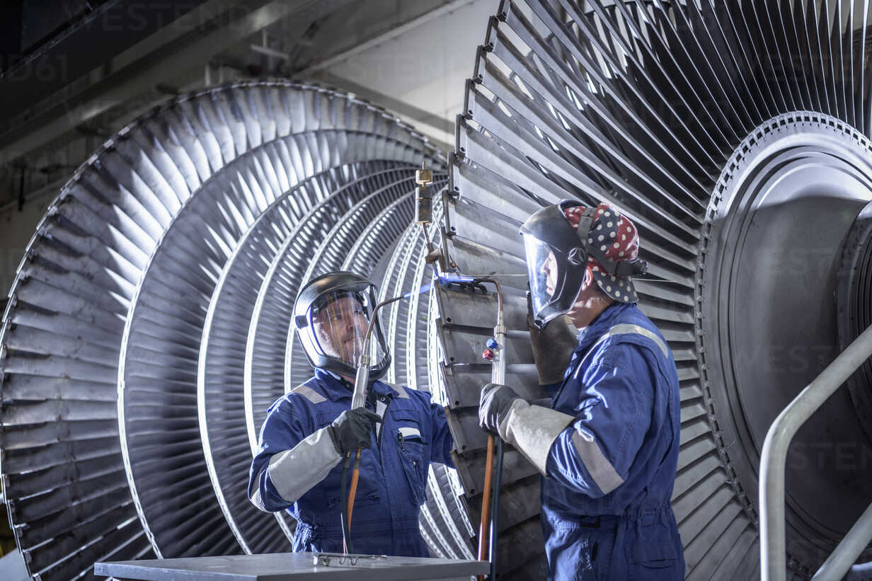 Operator cazane, turbine cu abur, instalaţii auxiliare şi de termoficare